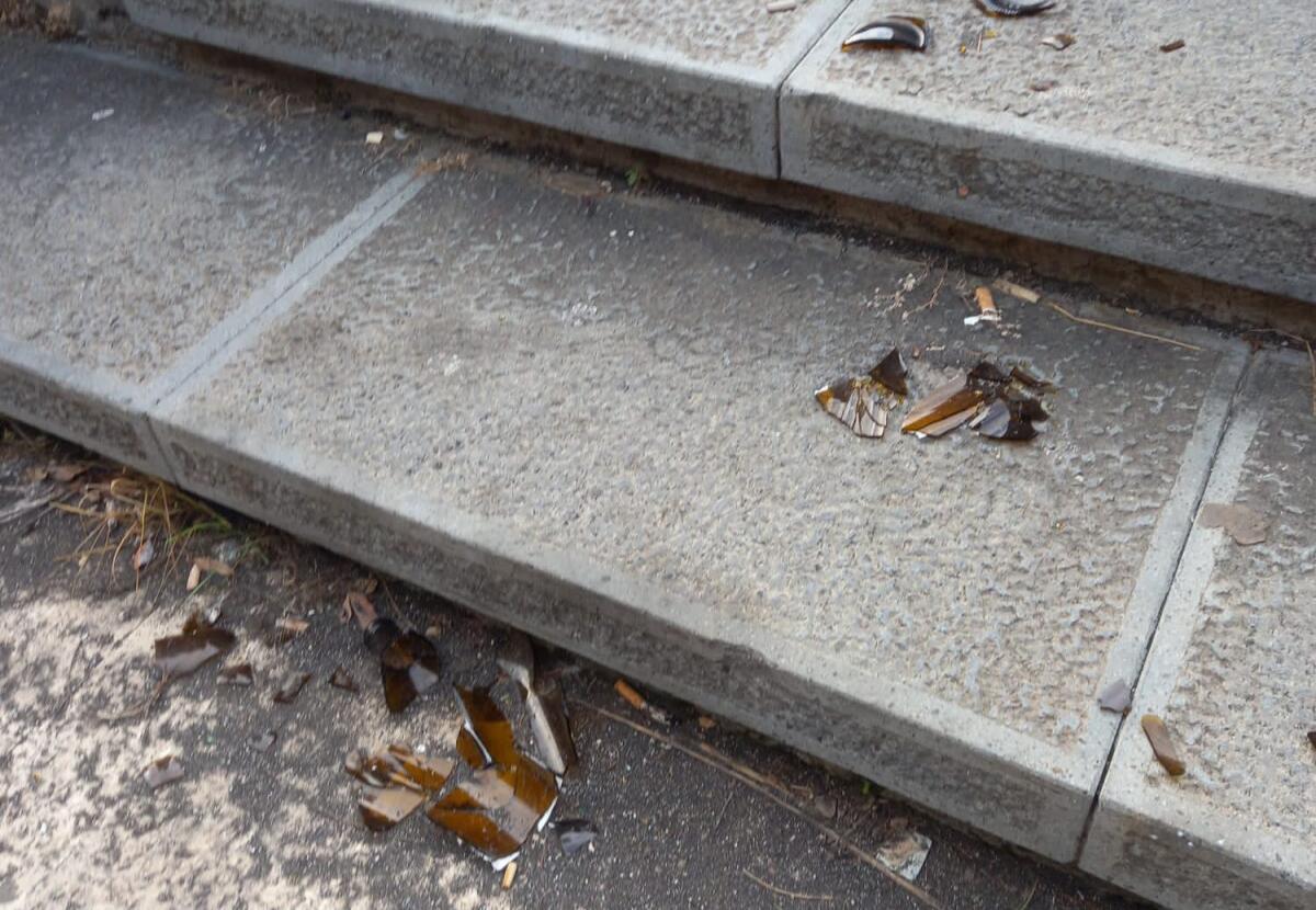 SEGNALAZIONE 95047. A PATERNÒ: BAMBINI TRA COCCI DI BOTTIGLIA E RIFIUTI ALL’AUDITORIUM DON MILANI - 