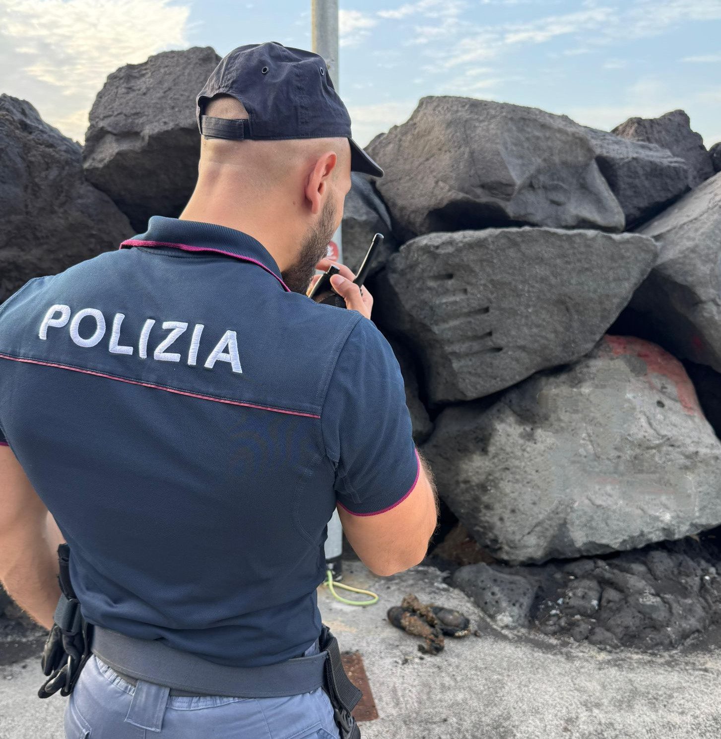 DUE ORDINI TROVATI NEL MOLO DI SAN GIOVANNI LI CUTI, MESSI IN SICUREZZA DALLA POLIZIA DI STATO