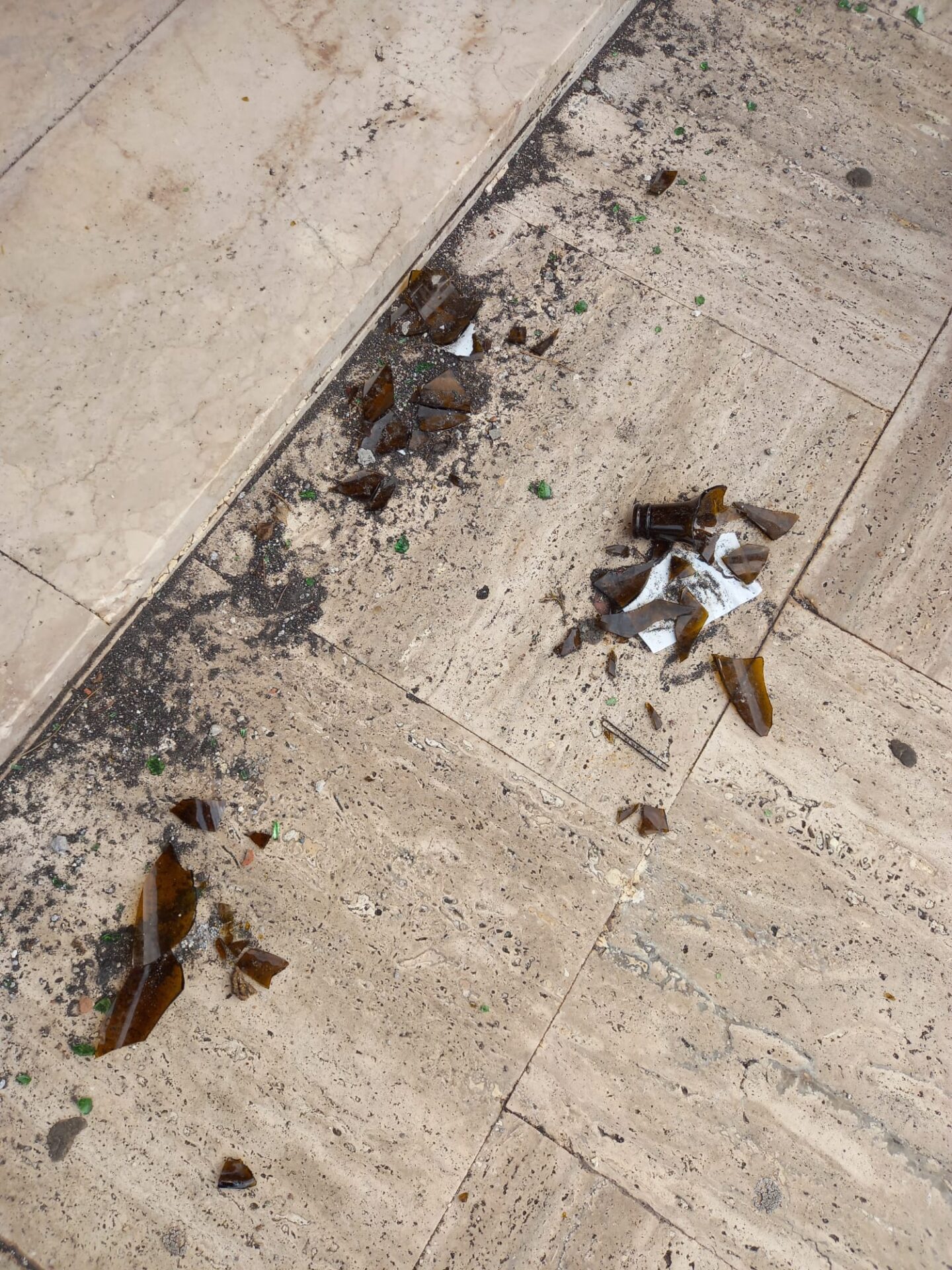 SEGNALAZIONE 95047. A PATERNÒ: BAMBINI TRA COCCI DI BOTTIGLIA E RIFIUTI ALL’AUDITORIUM DON MILANI