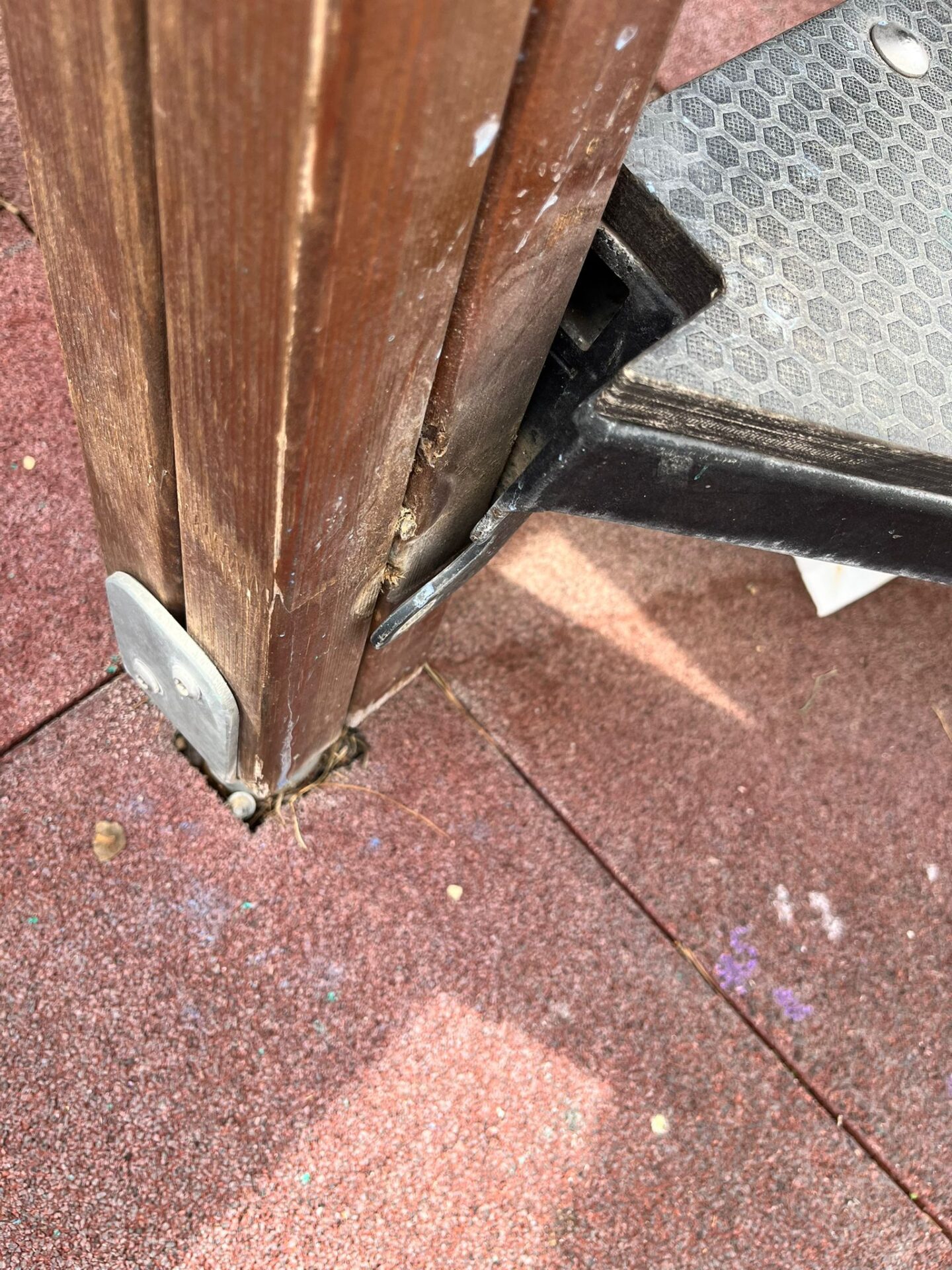 AREA GIOCHI PERICOLOSA AL PARCO DEL SOLE: SEGNALAZIONE DI UNA LETTRICE SU 95047