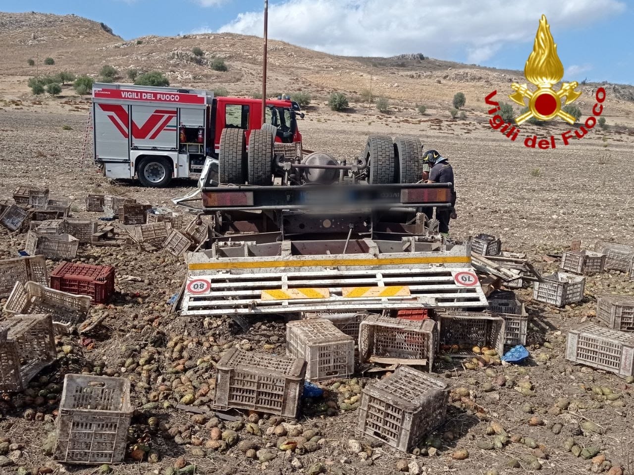 CAMION CARICO DI FICHI D'INDIA FUORI STRADA SULLA SS 417: GRAVE IL CONDUCENTE TRASPORTATO IN ELISOCCORSO