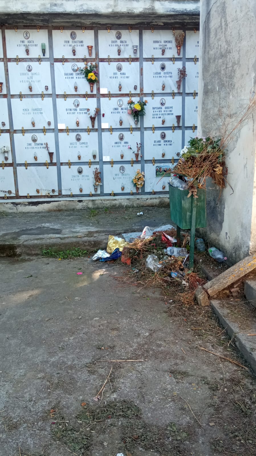 PATERNO'. IMMAGINI DI DEGRADO AL CIMITERO DI PATERNÒ: I LETTORI DENUNCIANO LA MANCANZA DI MANUTENZIONE