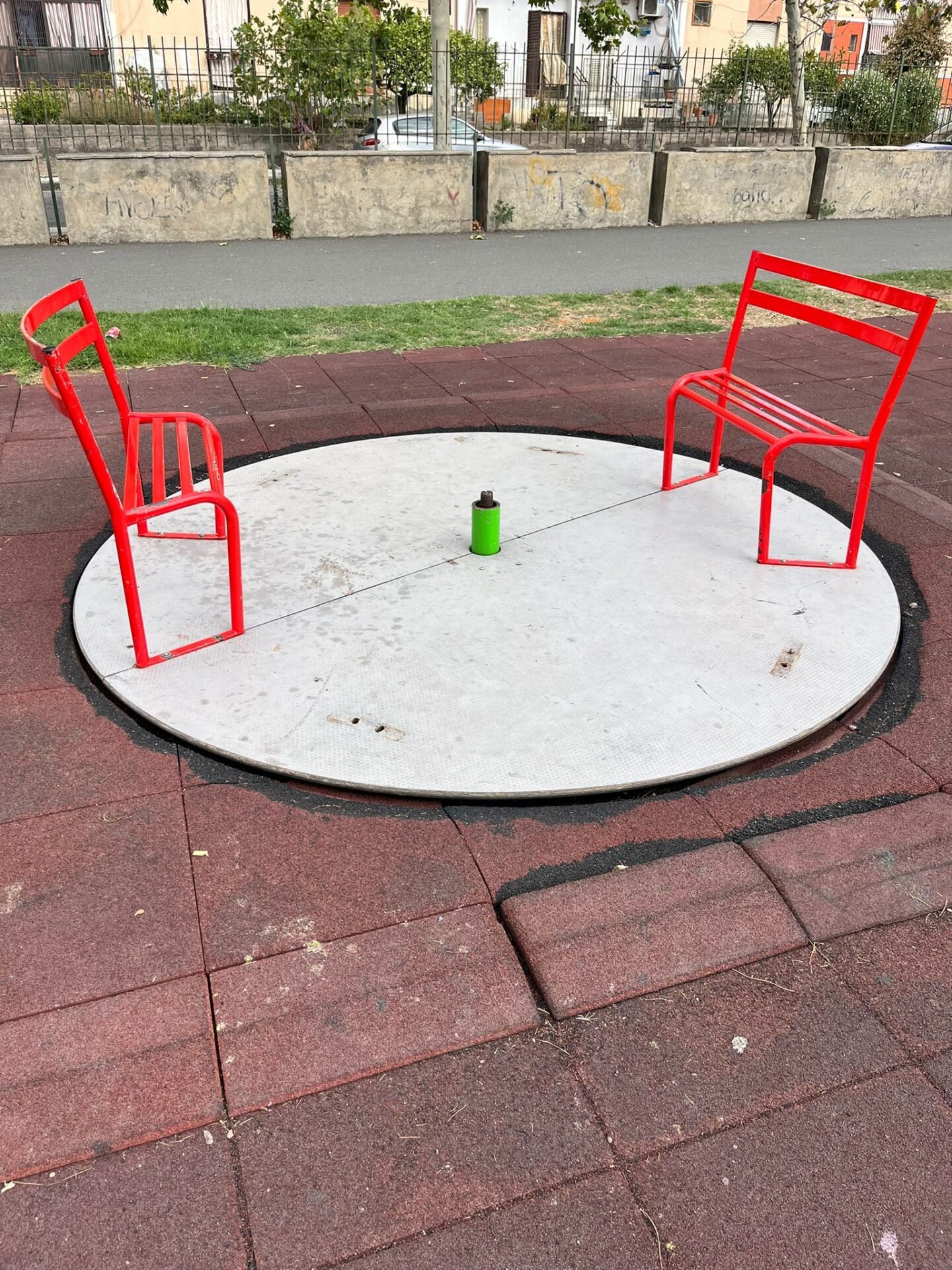 AREA GIOCHI PERICOLOSA AL PARCO DEL SOLE: SEGNALAZIONE DI UNA LETTRICE SU 95047