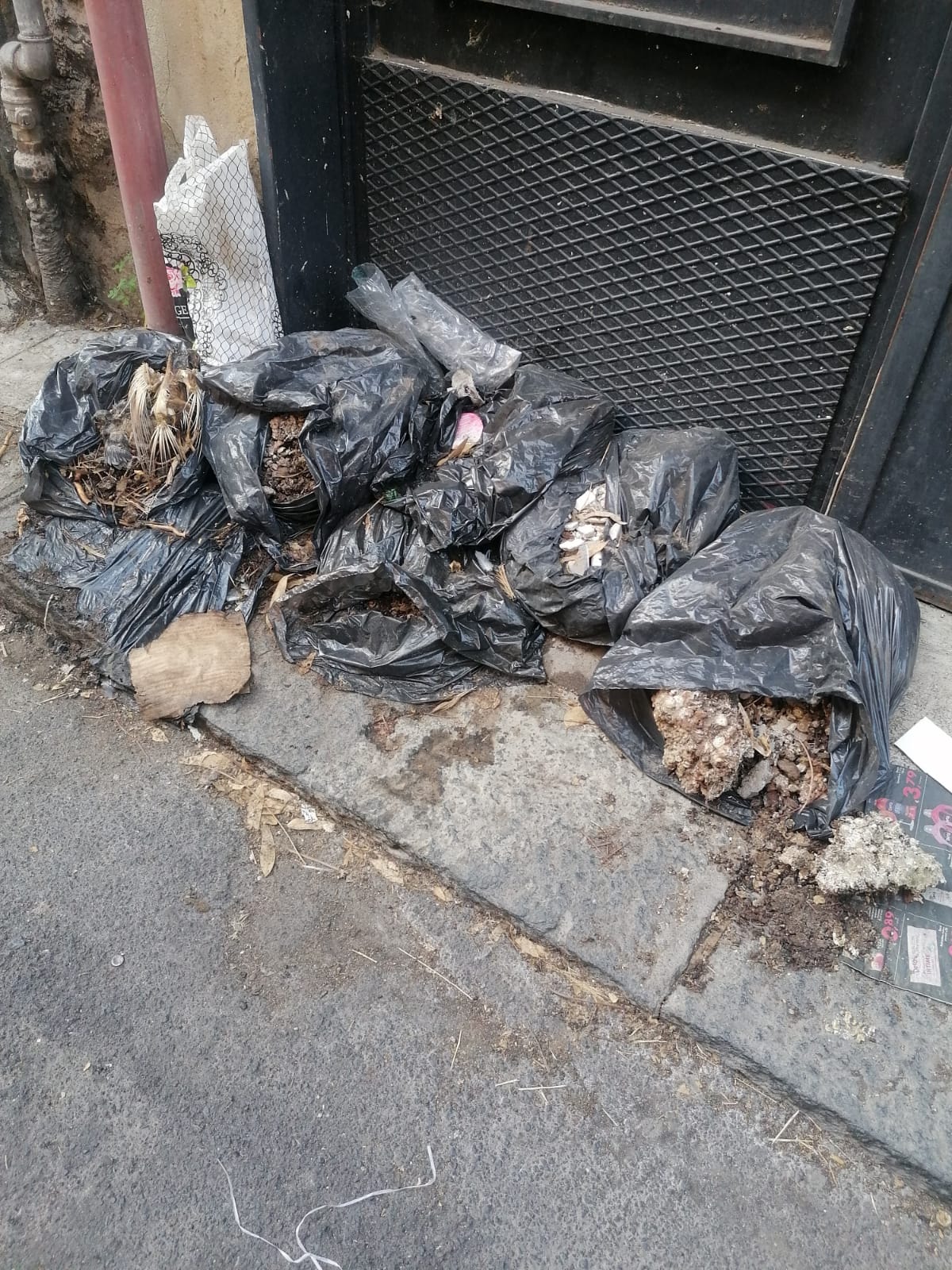 LA TUA VOCE SU 95047: RIFIUTI ABBANDONATI DA MESI IN VIA MONTECARLO, PATERNÒ