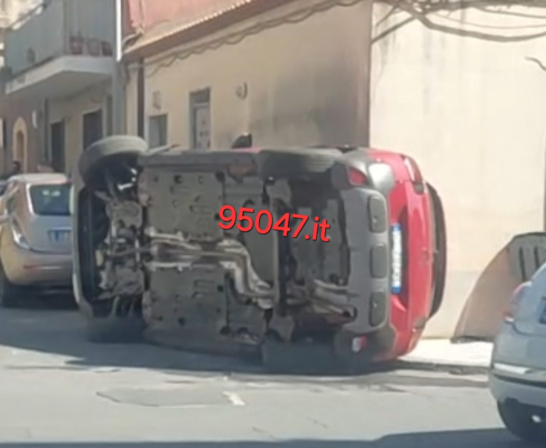 SCONTRO OGGI SULLA SS 121 E AUTO RIBALTATA A BELPASSO