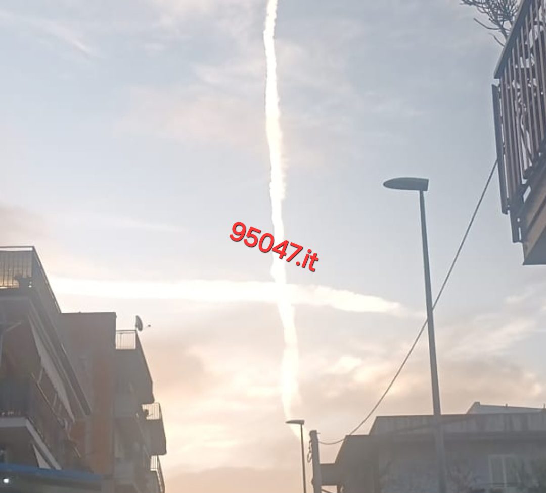 STUPORE A PATERNO’: UNA CROCE APPARE NEL CIELO, NUMEROSE SEGNALAZIONI