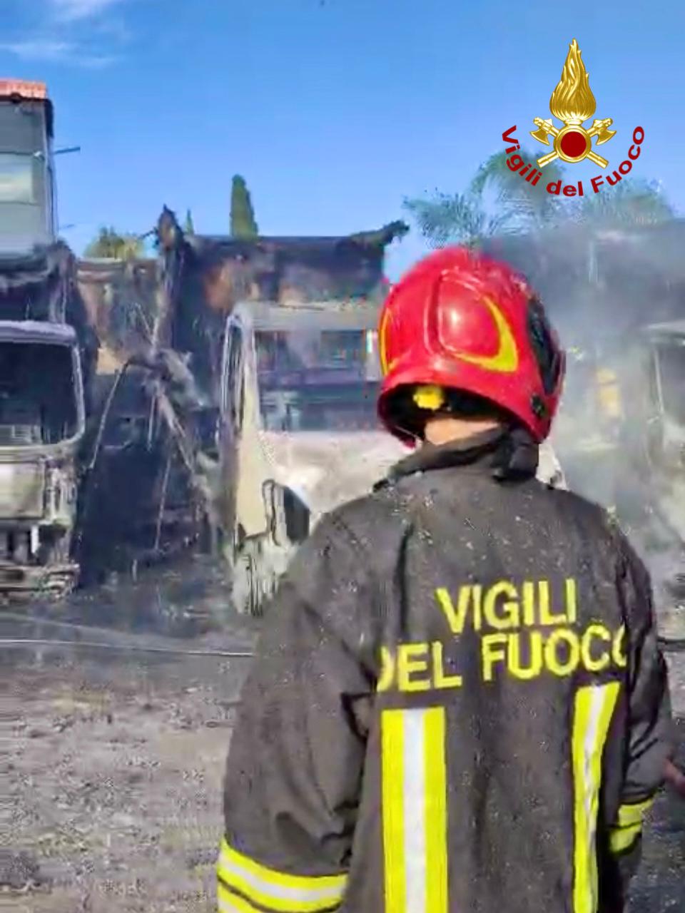 INCENDIO IN AZIENDA DI TRASPORTI A CATANIA: TRE CAMION DISTRUTTI, EVITATA ESPLOSIONE DI UN SERBATOIO DI CARBURANTE