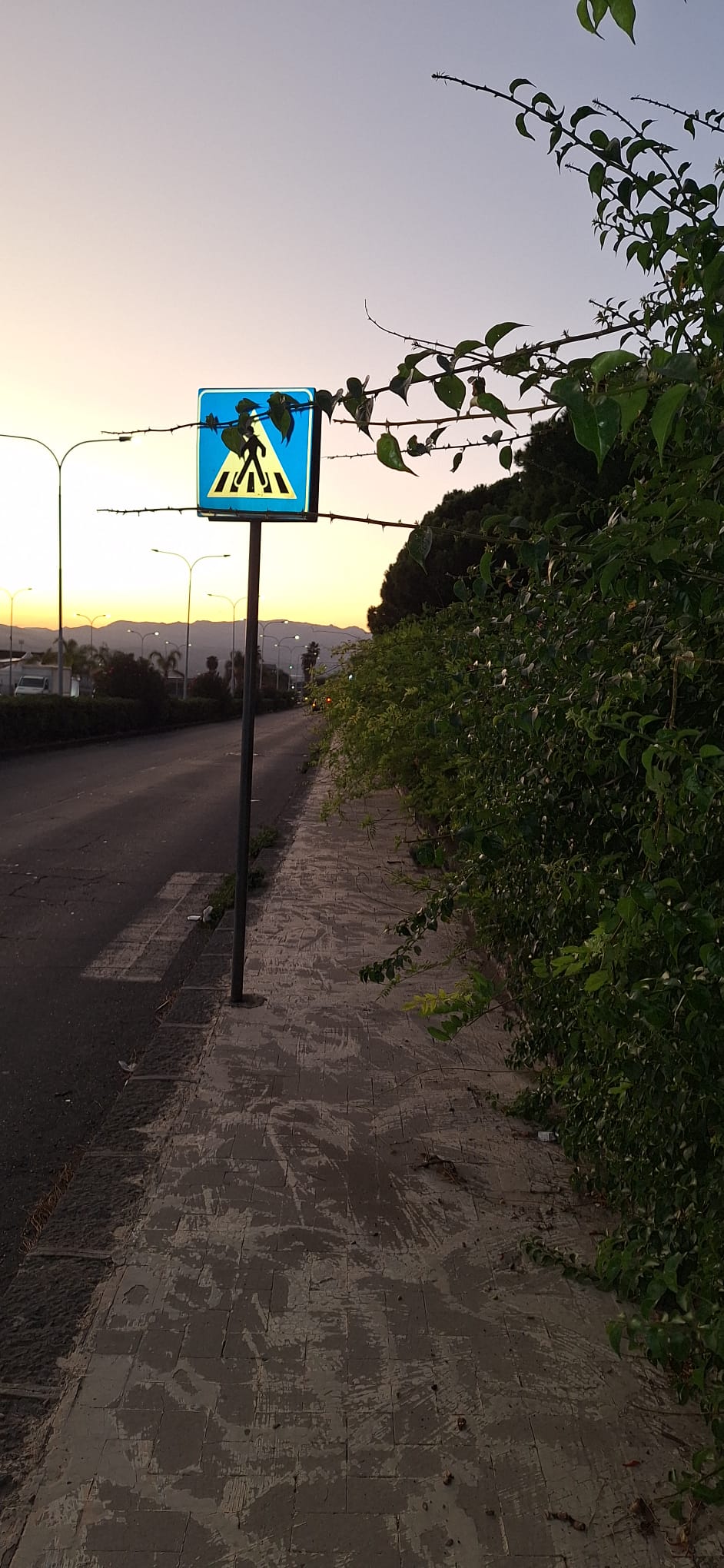 MARCIAPIEDE BLOCCATO , PEDONI COSTRETTI A CAMMINARE IN STRADA, LA VOCE DEI CITTADINI SU 95047