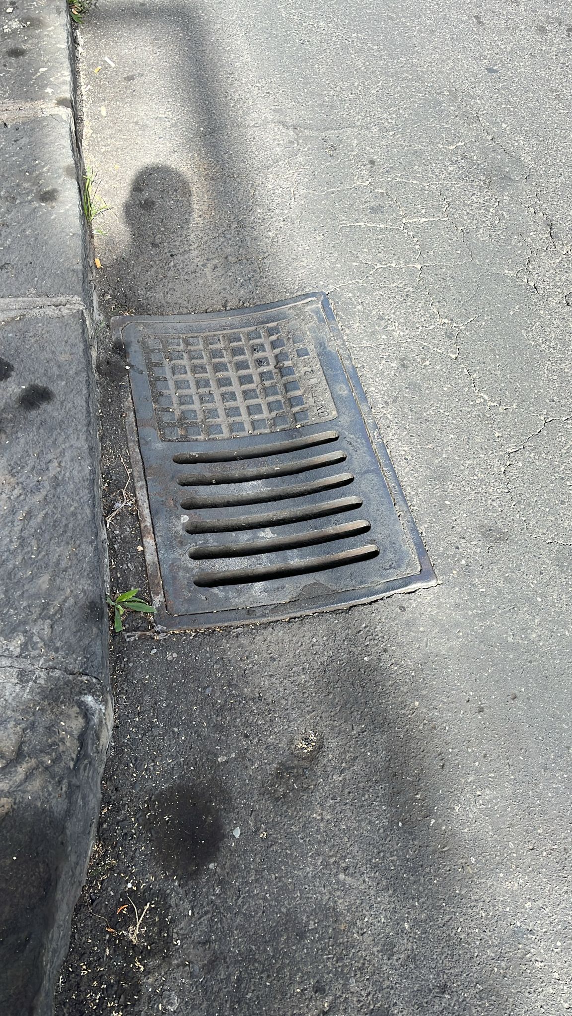 PATERNÒ. Segnalazione da Via Fontana del Lupo: marciapiede danneggiato e tombini ostruiti da mesi