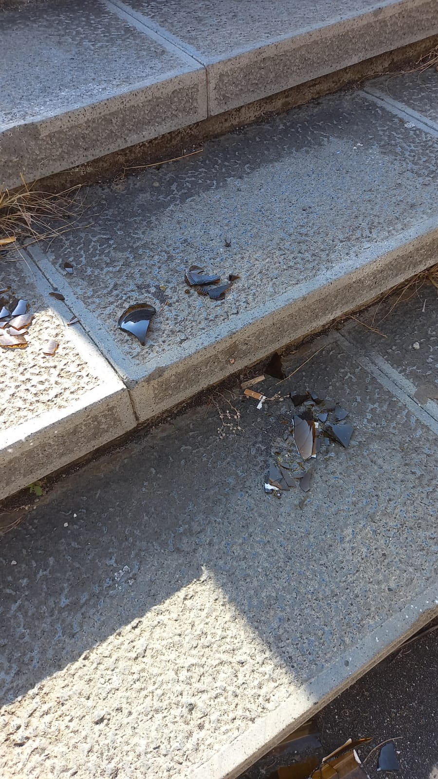 SEGNALAZIONE 95047. A PATERNÒ: BAMBINI TRA COCCI DI BOTTIGLIA E RIFIUTI ALL’AUDITORIUM DON MILANI