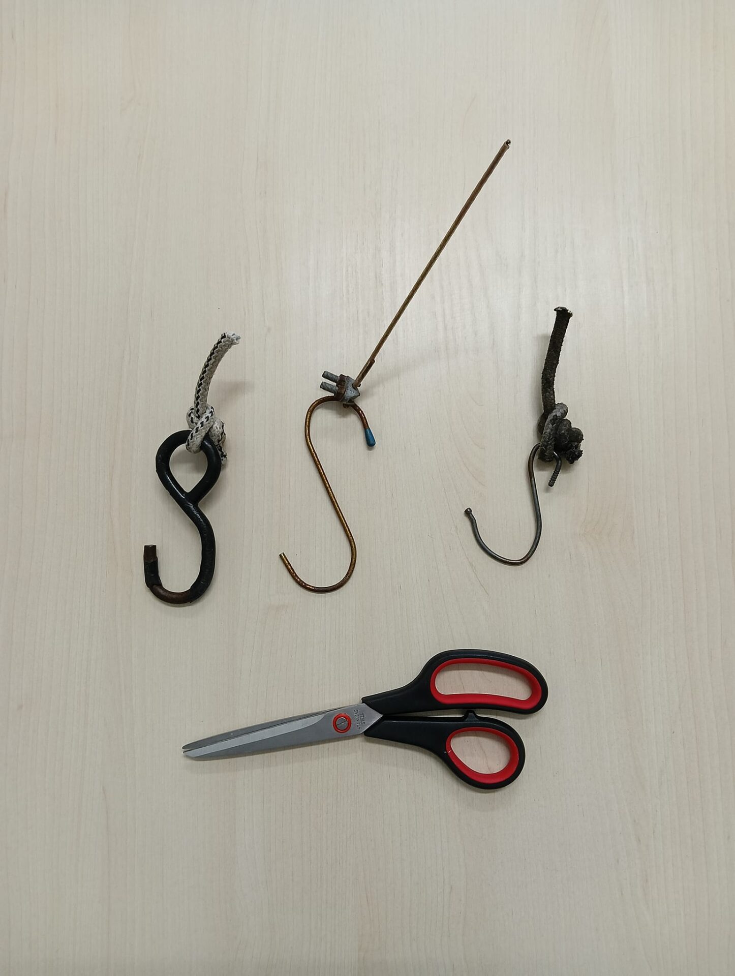 A BELPASSO NON VENGONO PIÙ RITIRATI I RIFIUTI PENZOLANTI DAI BALCONI O AGGANCIATI ALLE RINGHIERE