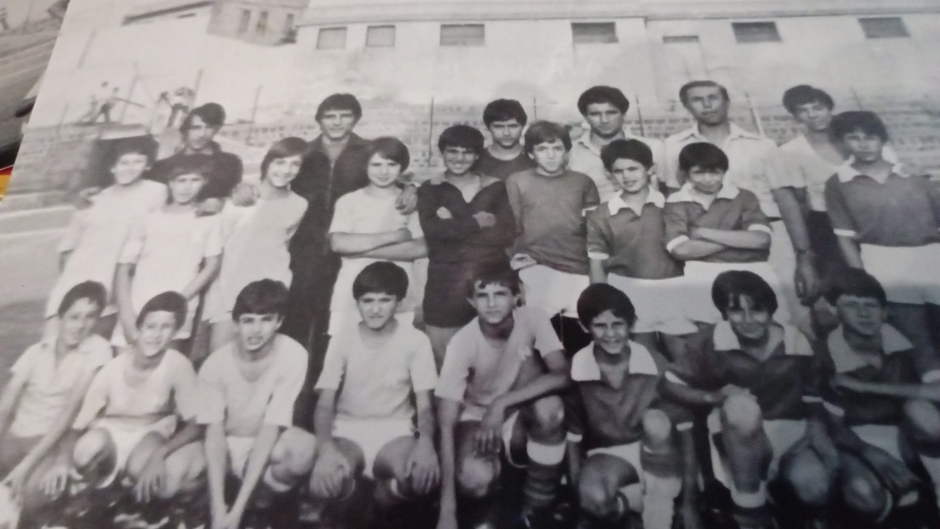 GLI ALLIEVI ECCELLENZA 1984 DEL BELPASSO SI RITROVANO PER UNA RIMPATRIATA STORICA DOPO 40 ANNI