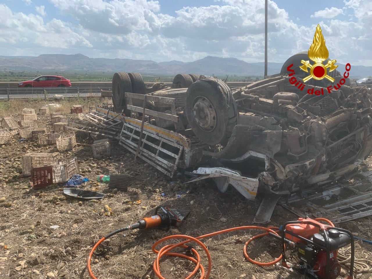 CAMION CARICO DI FICHI D'INDIA FUORI STRADA SULLA SS 417: GRAVE IL CONDUCENTE TRASPORTATO IN ELISOCCORSO