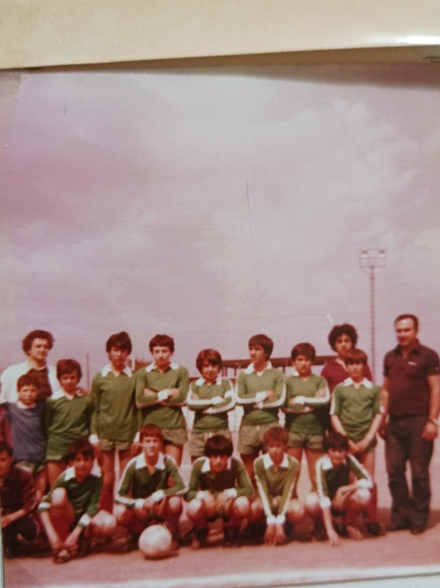 GLI ALLIEVI ECCELLENZA 1984 DEL BELPASSO SI RITROVANO PER UNA RIMPATRIATA STORICA DOPO 40 ANNI