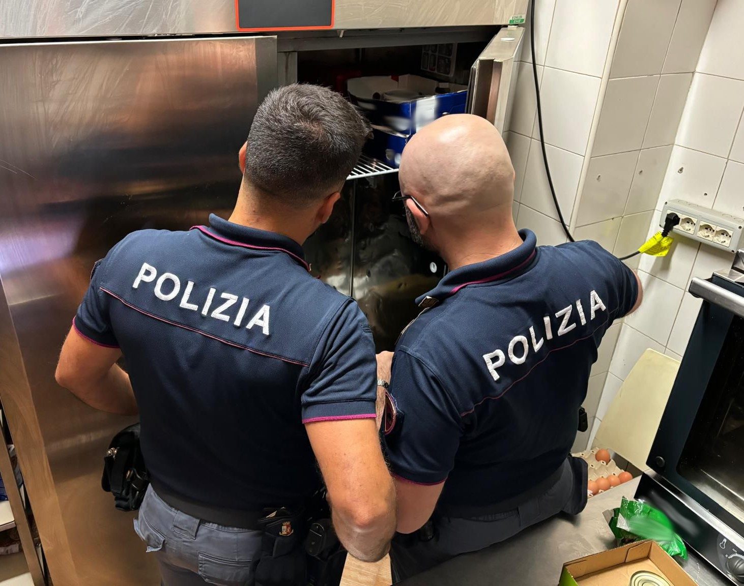 CONTROLLI IN UNA TRATTORIA DI VIA PLEBISCITO: LAVORATORI IN NERO E ALIMENTI NON TRACCIATI. SANZIONI PER OLTRE 60 MILA EURO