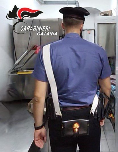 CONTROLLI DEI CARABINIERI A BRONTE: SANZIONI PER UN BAR CHE CONSERVAVA FARCITURE E OLIO IN UN MAGAZZINO NON A NORMA