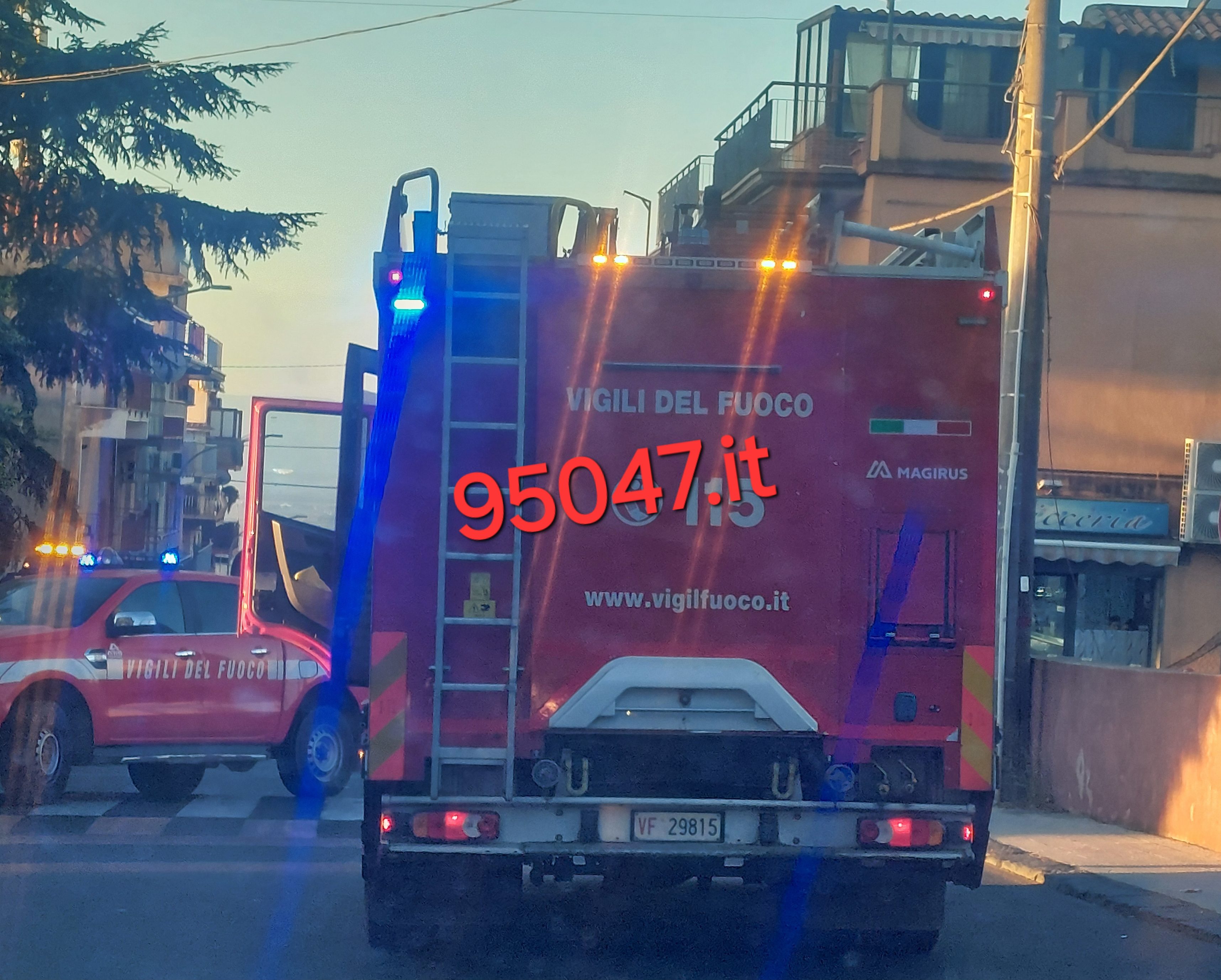 MOTTA SANT’ANASTASIA: AUTO SI RIBALTA IN CORSO SICILIA