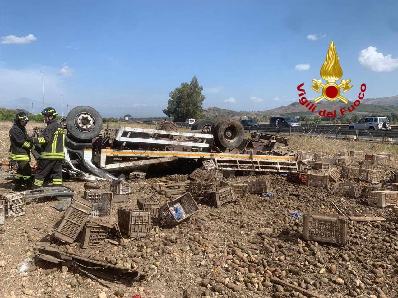 CAMION CARICO DI FICHI D'INDIA FUORI STRADA SULLA SS 417: GRAVE IL CONDUCENTE TRASPORTATO IN ELISOCCORSO