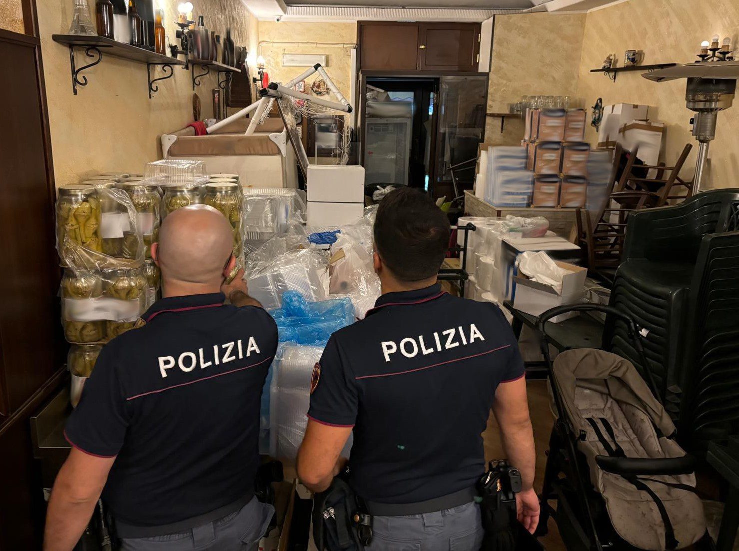 CONTROLLI IN UNA TRATTORIA DI VIA PLEBISCITO: LAVORATORI IN NERO E ALIMENTI NON TRACCIATI. SANZIONI PER OLTRE 60 MILA EURO