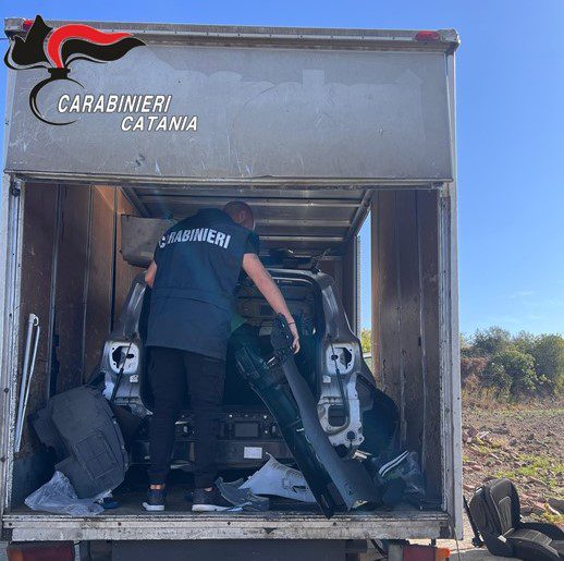 PATERNÒ.  SCOPERTO DEPOSITO CLANDESTINO DI AUTO RUBATE: DUE ARRESTI