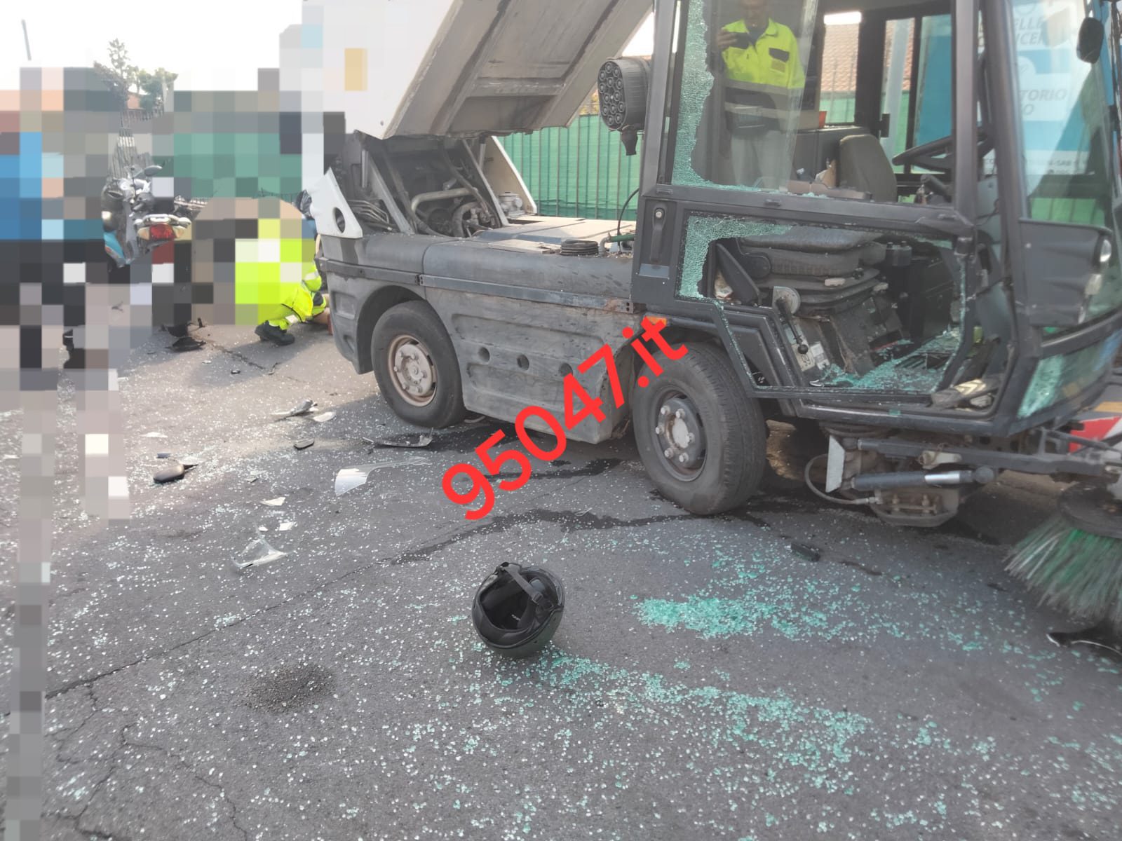 TRECASTAGNI: TRE FERITI NELLO SCONTRO TRA SCOOTER E SPAZZATRICE