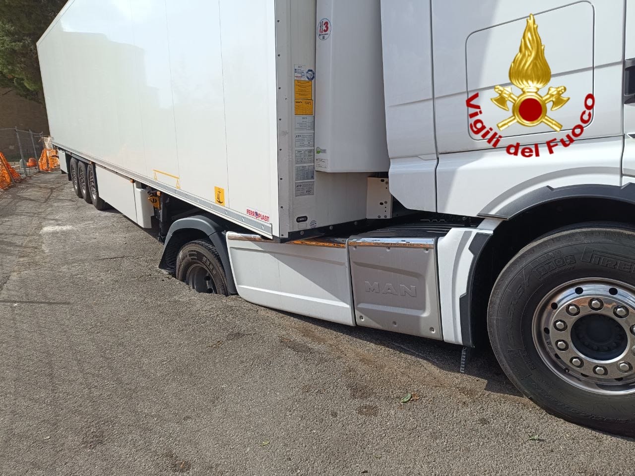 VIZZINI, TIR RIMANE INCASTRATO IN UNA VORAGINE: PROFONDA UNA DECINA DI METRI, AUTISTA ILLESO