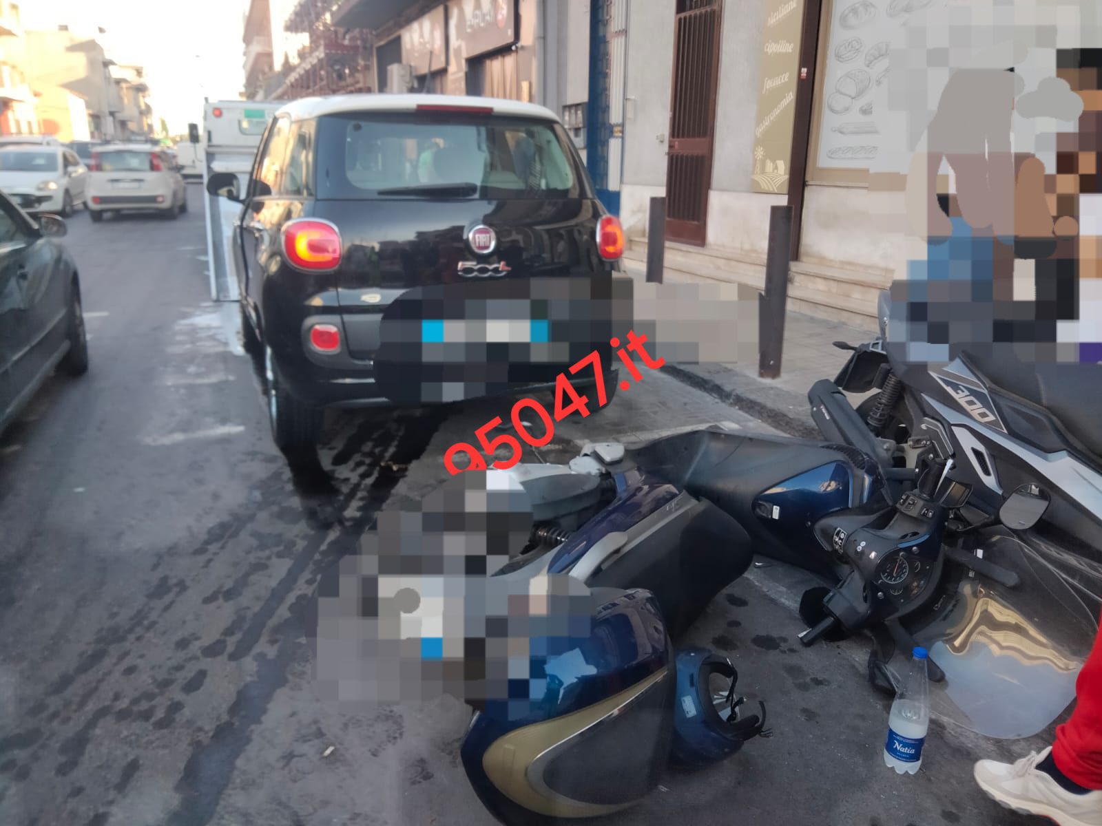 CAMPOROTONDO ETNEO. AUTO SCIVOLA DAL CARRO ATTREZZI E COLPISCE SCOOTER: UOMO FERITO