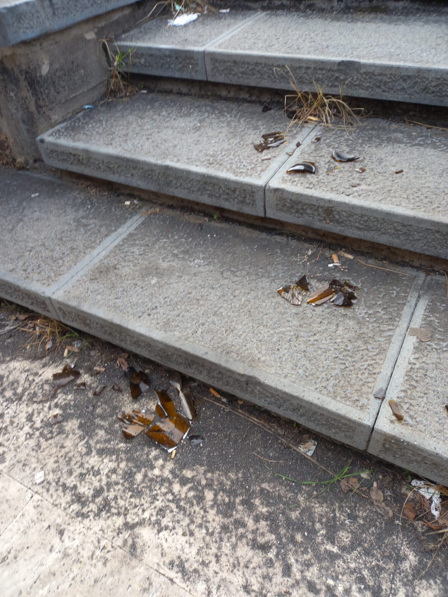 SEGNALAZIONE 95047. A PATERNÒ: BAMBINI TRA COCCI DI BOTTIGLIA E RIFIUTI ALL’AUDITORIUM DON MILANI