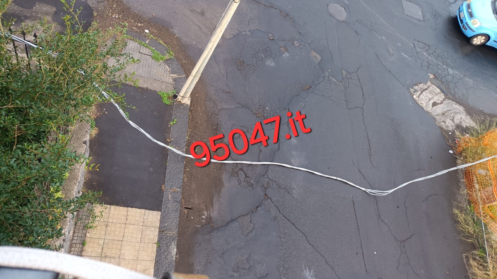 PATERNO', CAVI PERICOLANTI IN VIA SCALA VECCHIA: FILI A TERRA TRA AUTO E PEDONI IMPRUDENTI