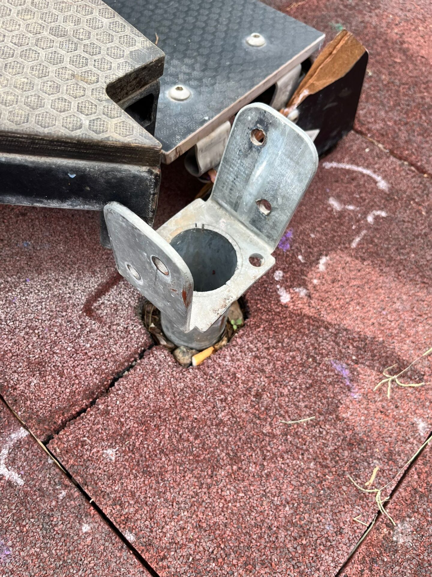 AREA GIOCHI PERICOLOSA AL PARCO DEL SOLE: SEGNALAZIONE DI UNA LETTRICE SU 95047