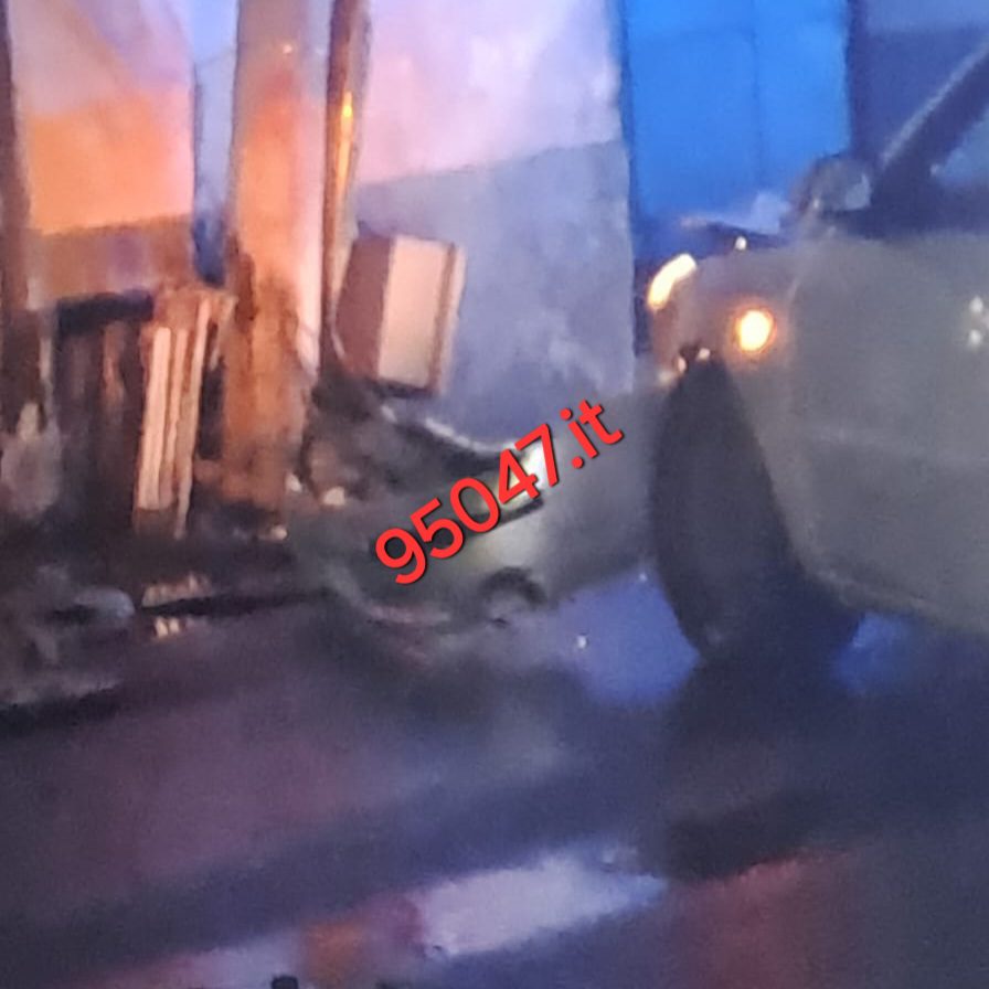 GRAVE INCIDENTE A PATERNÒ: AUTO SI SCHIANTA CONTRO UN MURO IN VIA BALATELLE