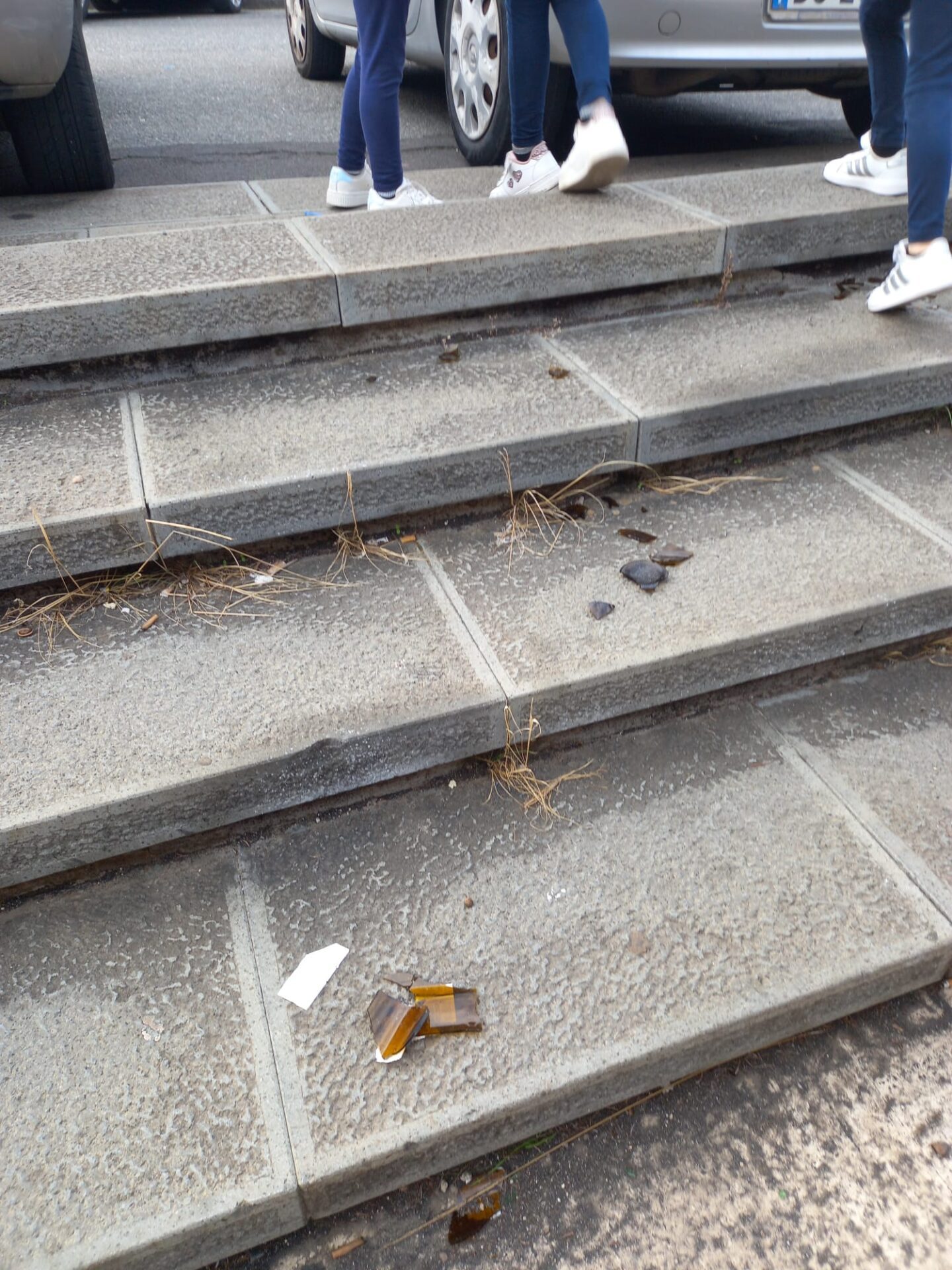 SEGNALAZIONE 95047. A PATERNÒ: BAMBINI TRA COCCI DI BOTTIGLIA E RIFIUTI ALL’AUDITORIUM DON MILANI