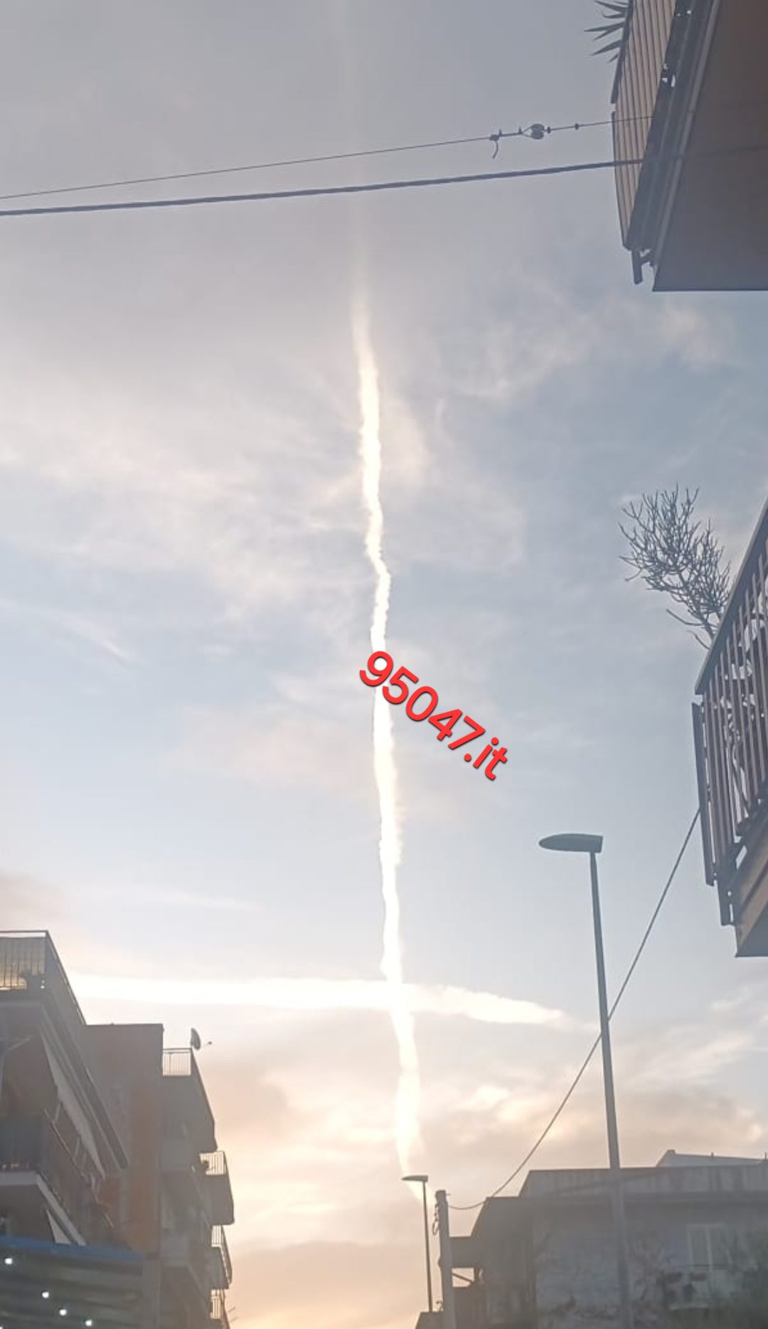 STUPORE A PATERNO’: UNA CROCE APPARE NEL CIELO, NUMEROSE SEGNALAZIONI