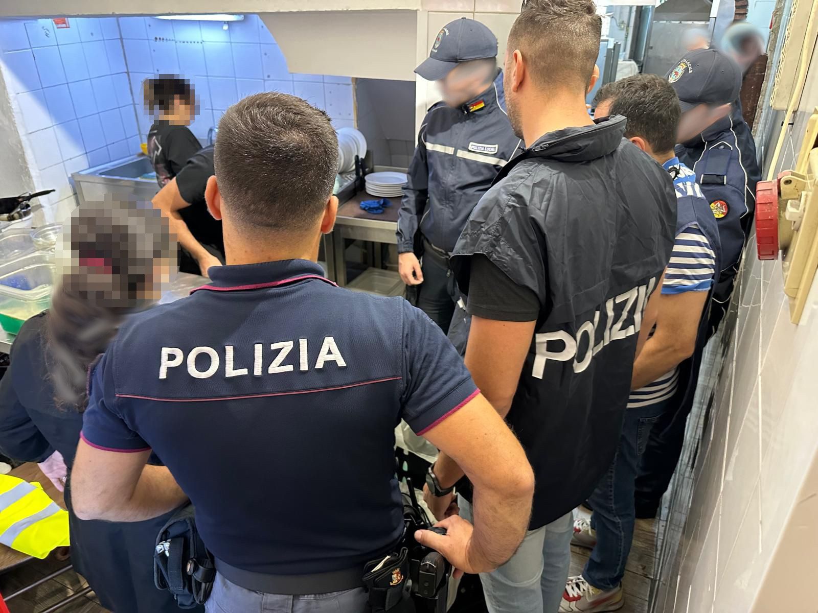 CONTROLLI IN UNA TRATTORIA DI VIA PLEBISCITO: LAVORATORI IN NERO E ALIMENTI NON TRACCIATI. SANZIONI PER OLTRE 60 MILA EURO