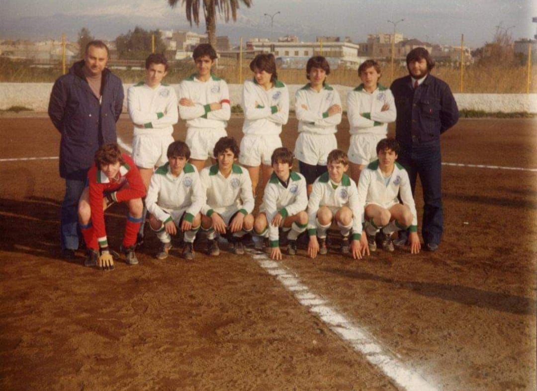 GLI ALLIEVI ECCELLENZA 1984 DEL BELPASSO SI RITROVANO PER UNA RIMPATRIATA STORICA DOPO 40 ANNI