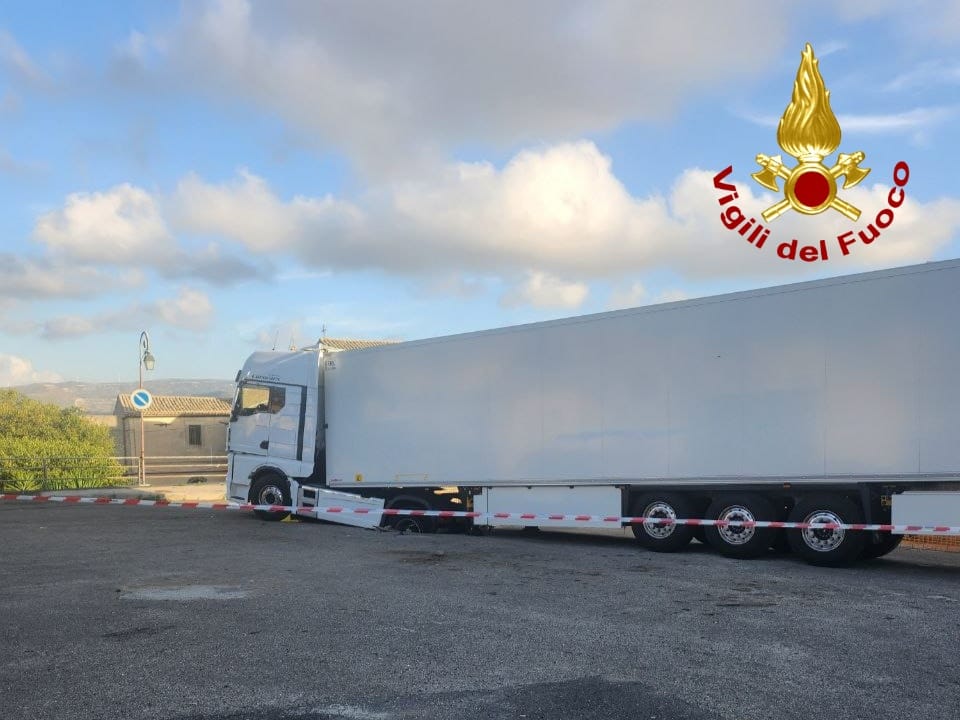 VIZZINI, TIR RIMANE INCASTRATO IN UNA VORAGINE: PROFONDA UNA DECINA DI METRI, AUTISTA ILLESO