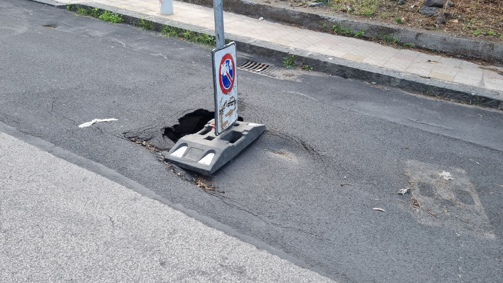 LA VOCE DEI CITTADINI: UN APPELLO PER RISOLVERE IL PROBLEMA DELLA BUCA IN VIA DELLE ROSE A PATERNO'