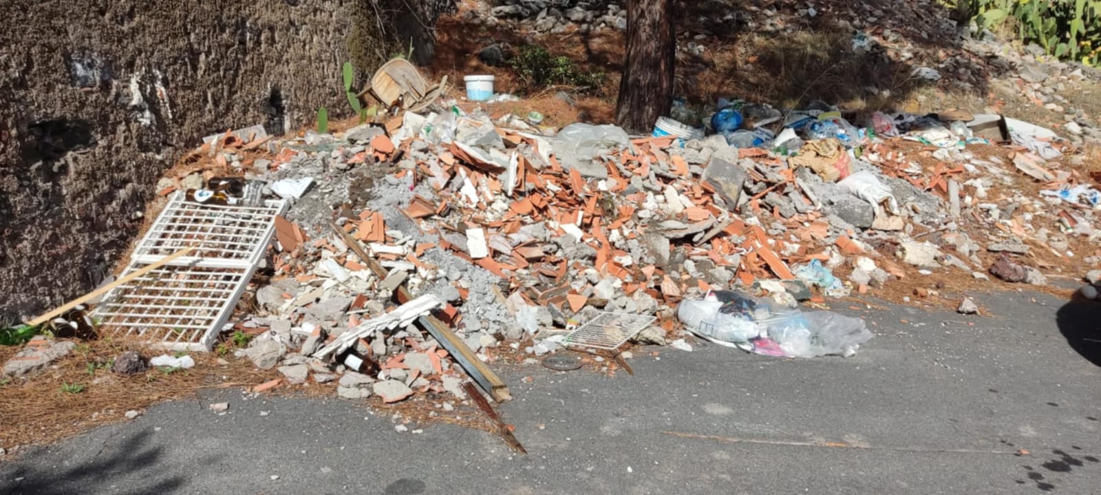 PATERNO'. SEGNALAZIONE DI UN CITTADINO: DISCARICA ABUSIVA AL CIMITERO MONUMENTALE