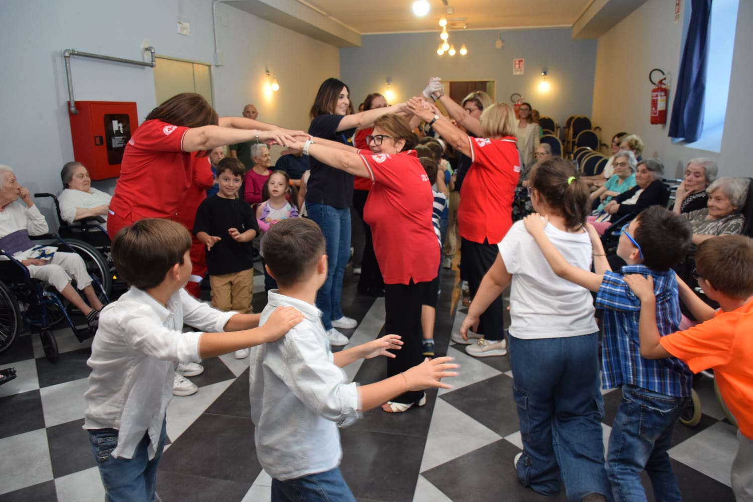 ENOSIS E CROCE ROSSA ITALIANA INSIEME PER CELEBRARE LA FESTA DEI NONNI 2024 ALL'IPAB/S.BELLIA DI PATERNÒ