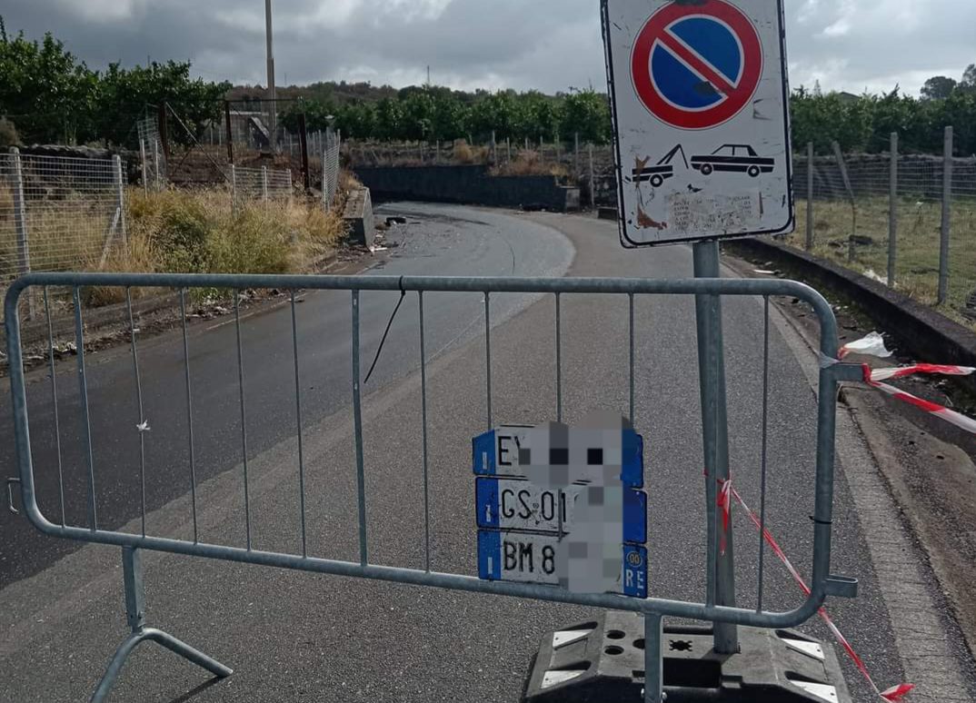 TARGHE AUTOMOBILISTICHE SMARRITE A CAUSA DEL TEMPORALE: ANCORA PRESENTI IN VIA VITTORIO EMANUELE , VIA RIZZO E NEL SOTTOPASSAGGIO DI SCALILLI