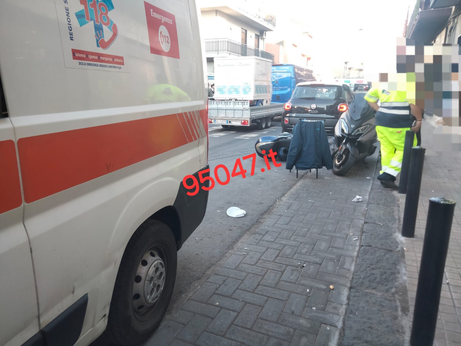 CAMPOROTONDO ETNEO. AUTO SCIVOLA DAL CARRO ATTREZZI E COLPISCE SCOOTER: UOMO FERITO