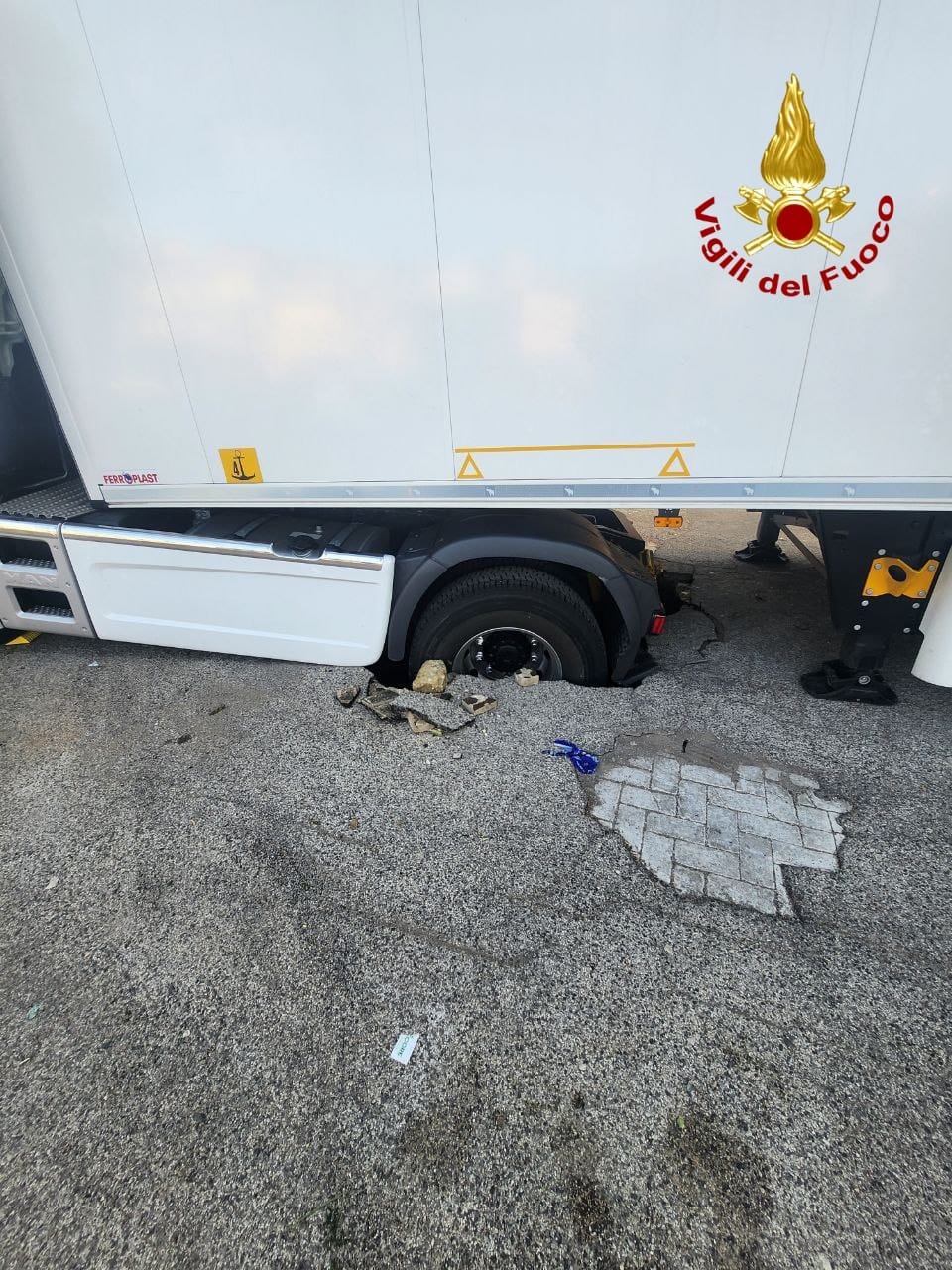 VIZZINI, TIR RIMANE INCASTRATO IN UNA VORAGINE: PROFONDA UNA DECINA DI METRI, AUTISTA ILLESO