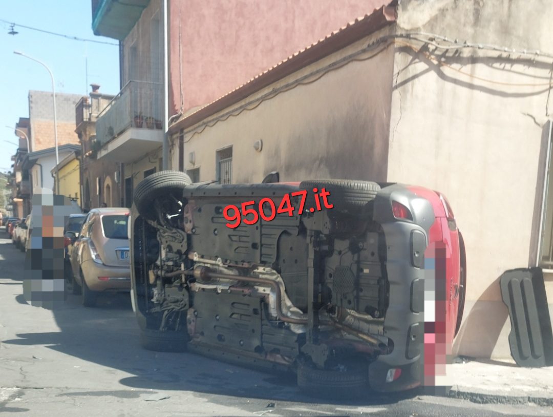 SCONTRO OGGI SULLA SS 121 E AUTO RIBALTATA A BELPASSO