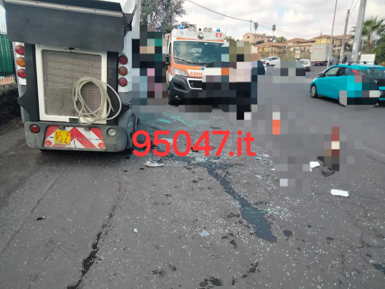 TRECASTAGNI: TRE FERITI NELLO SCONTRO TRA SCOOTER E SPAZZATRICE