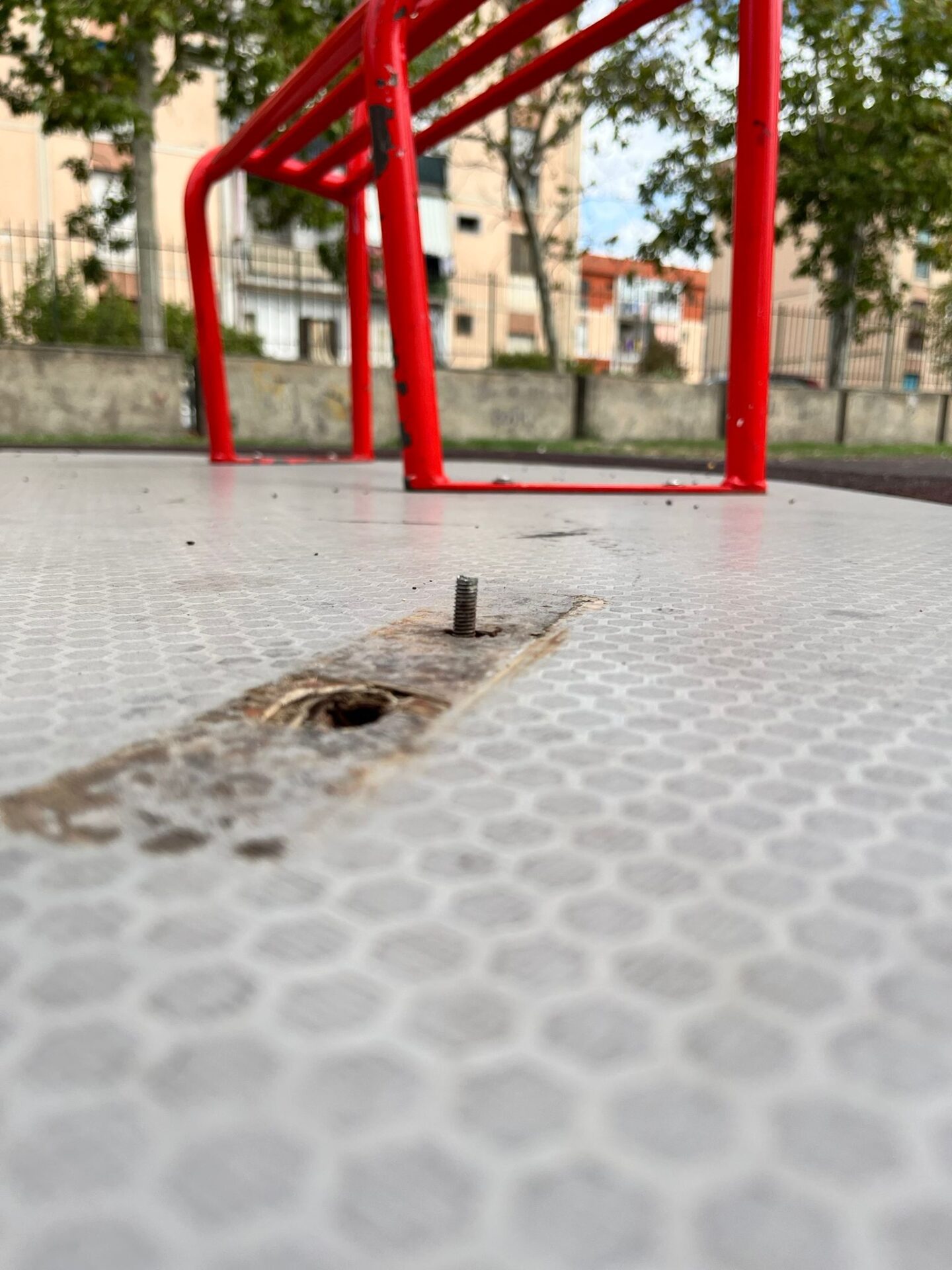 AREA GIOCHI PERICOLOSA AL PARCO DEL SOLE: SEGNALAZIONE DI UNA LETTRICE SU 95047