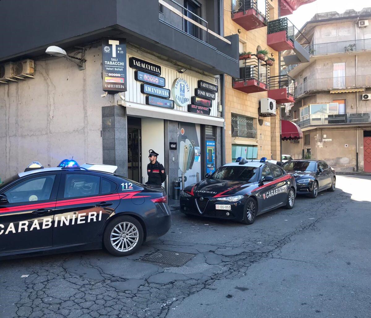PAURA A PATERNÒ: BANDA ARMATA ASSALTA CORRIERE E RUBA SIGARETTE - 