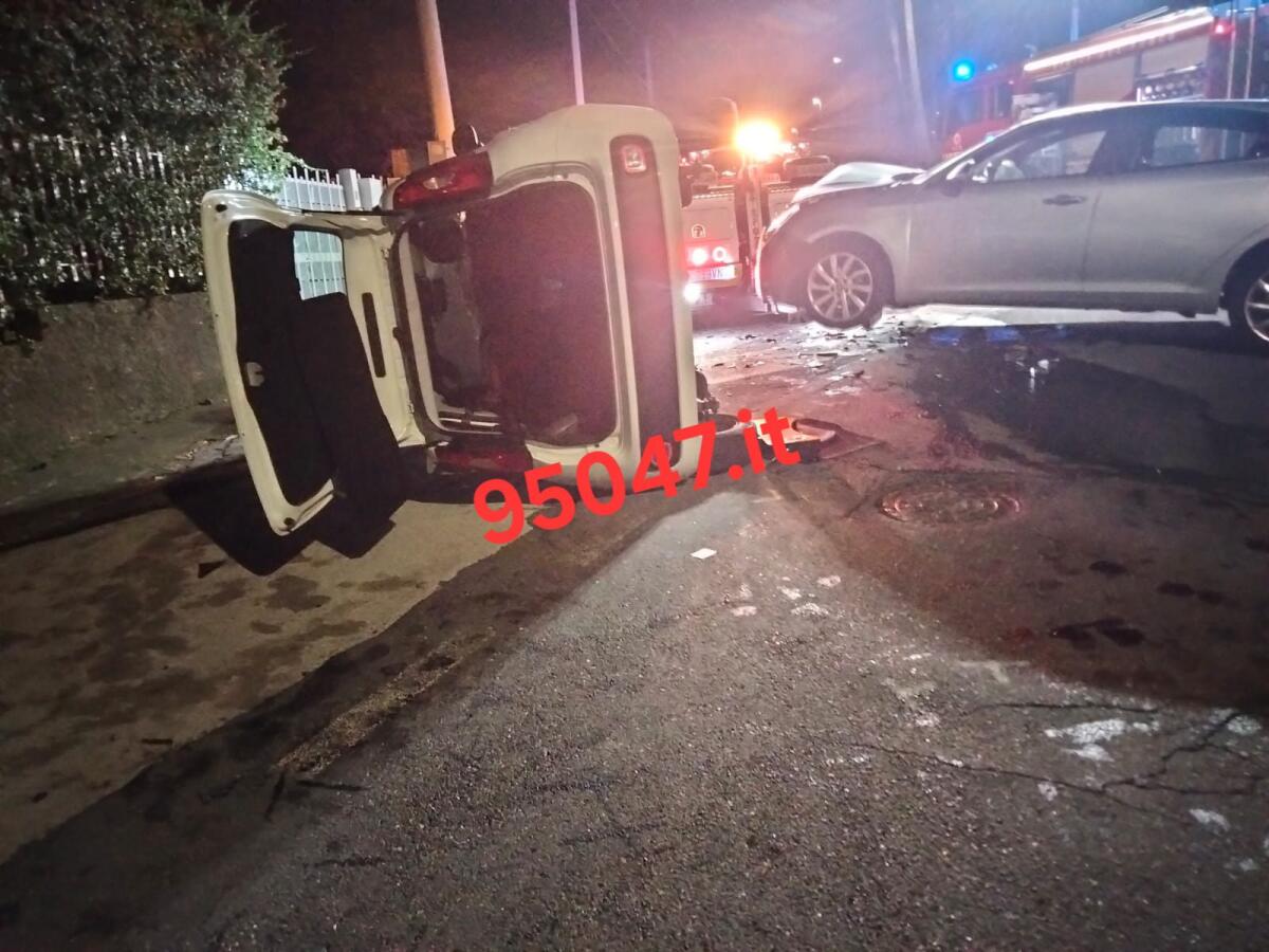 GRAVE INCIDENTE A PEDARA: TRE FERITI NELLO SCONTRO TRA DUE AUTO, UNA SI RIBALTA - 