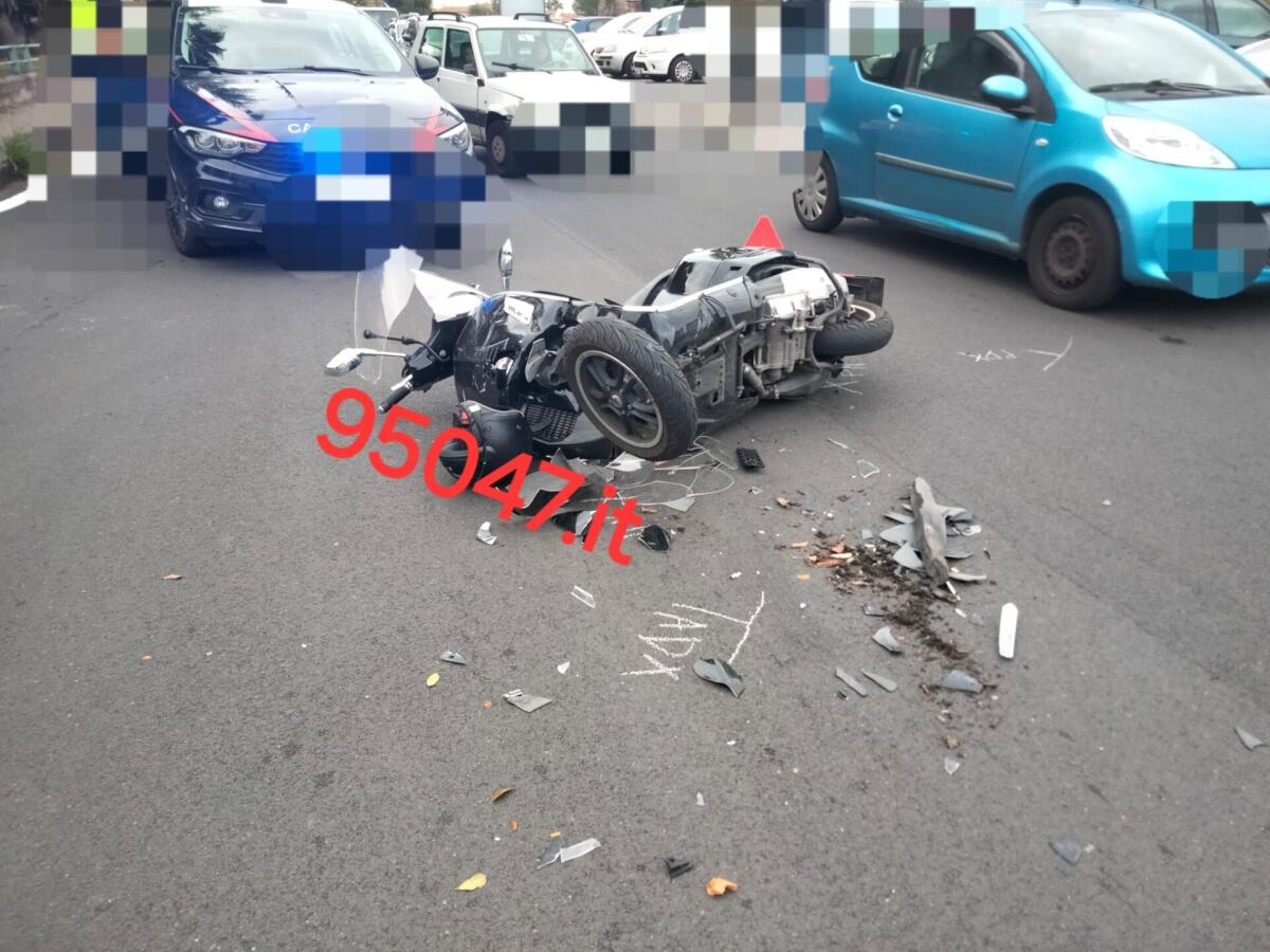 SCONTRO TRA VESPA E FORD FUSION A TREMESTIERI ETNEO: FERITO IL CENTAURO - 