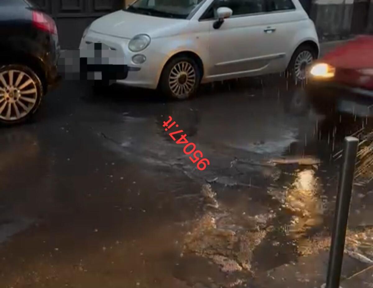 SEGNALAZIONI UTENTI: BUCA STRADALE IN VIA CIRCUMVALLAZIONE CAUSA DISAGI AI RESIDENTI - 