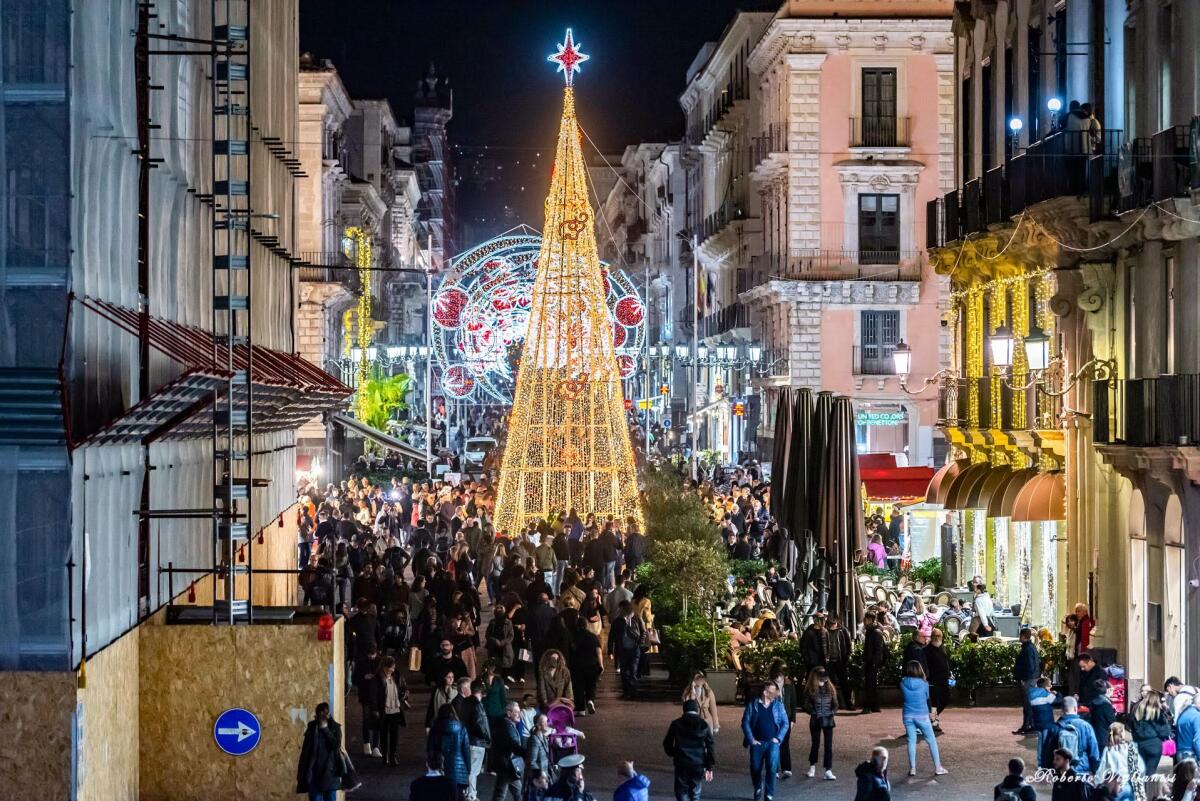 CATANIA SI ILLUMINA PER IL NATALE: IL SINDACO ACCENDE L’ALBERO IN PIAZZA UNIVERSITÀ - 